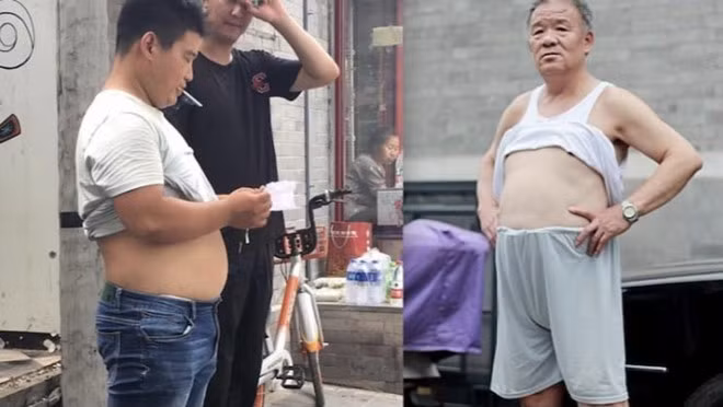 Đàn ông trung niên ở Trung Quốc thường vén áo lên khi trời nóng - hình ảnh quen thuộc nhưng thực sự thiếu văn minh và khó coi. Ảnh: Independent.