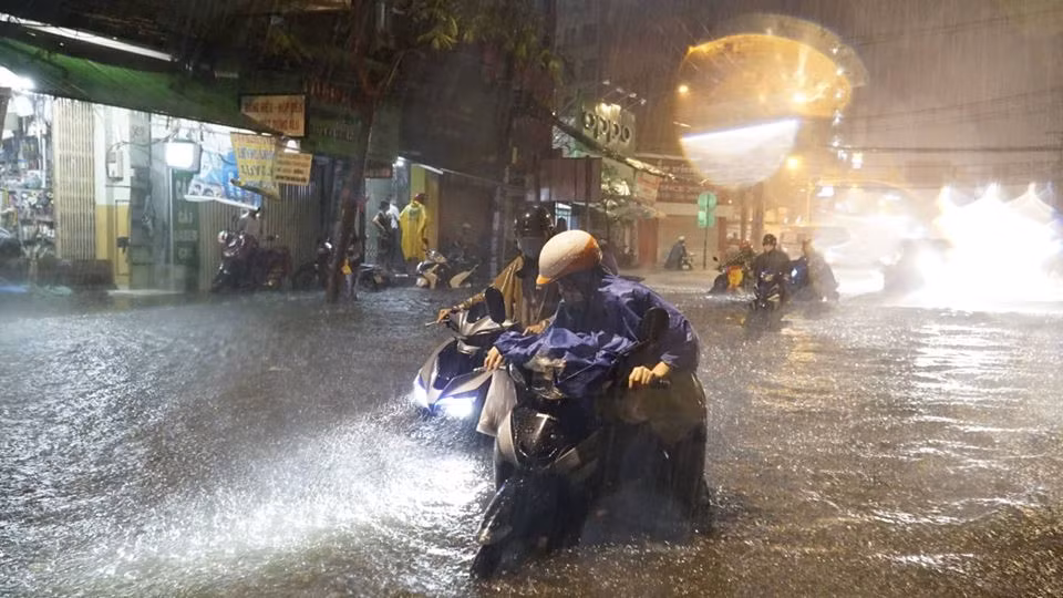 Đường Đinh Bộ Lĩnh (Q.Bình Thạnh) biến thành sông trong ngày 25.11 vì ảnh hưởng bão số 9. ẢNH: ĐẬU TIẾN ĐẠT.