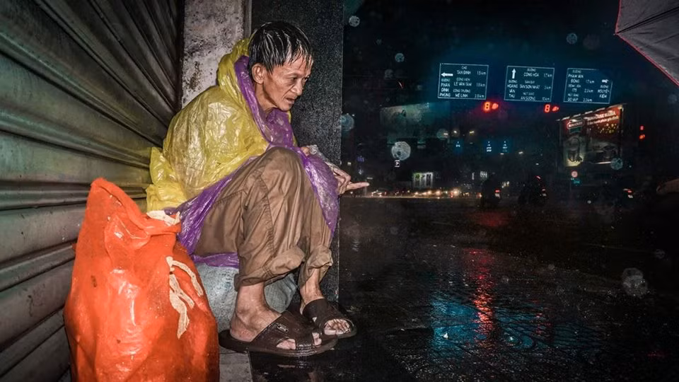 Bức ảnh người đàn ông vô gia cư trong đêm mưa bão Sài Gòn khiến ngàn người không khỏi nghẹn ngào xúc động.