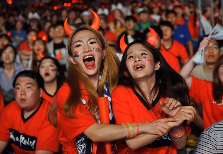 Cổ động viên Hàn Quốc vỡ òa trong niềm vui chiến thắng sau khi đội nhà đánh bại đội đương kim vô địch Đức trong lượt trận cuối cùng của bảng F, World Cup 2018. Ảnh: AP.
