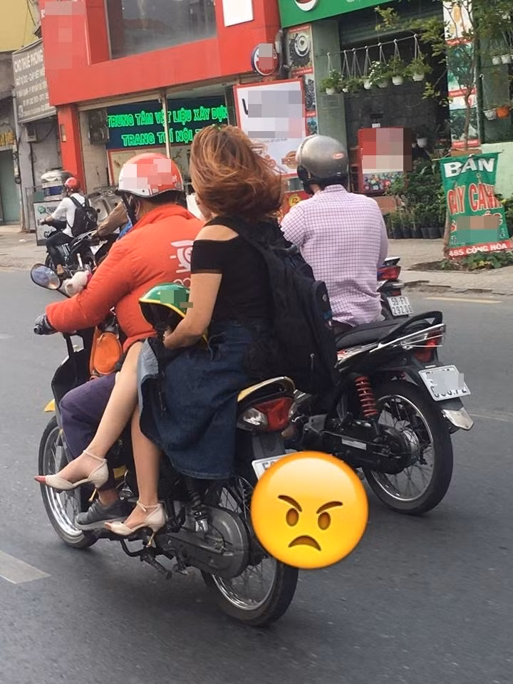 Cô gái không chịu đội mũ bảo hiểm khi đi xe ôm.