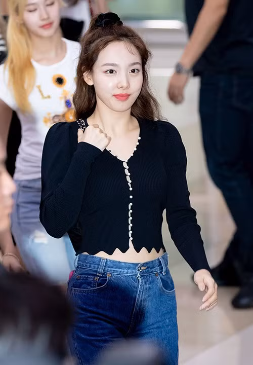Set đồ đơn giản với áo crotop đen và jeans cạp cao như thế này là đủ tôn vòng eo 