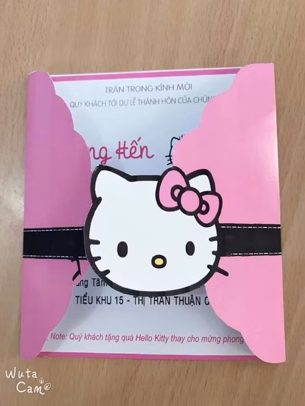 Chiếc thiệp cưới màu hồng xinh xắn. (Ảnh: KSC)