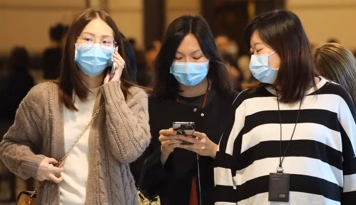 Việc vệ sinh điện thoại, máy tính… cũng rất cần thiết để phòng tránh virus lây lan. (Ảnh: Felix Wong/SCMP)