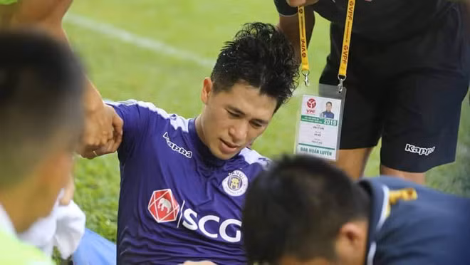 Trần Đình Trọng bị dính chấn thương trong trận gặp HAGL ở vòng 12 V-League 2019. Ảnh: MINH TRẦN.