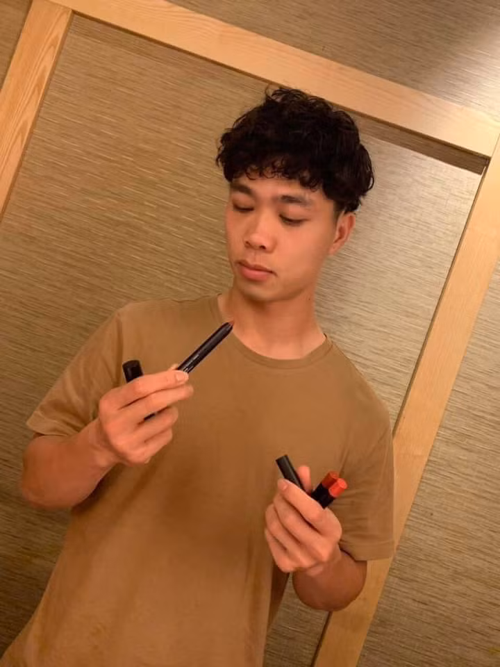 Công Phượng nổi bật với mái tóc xoăn mì tôm.