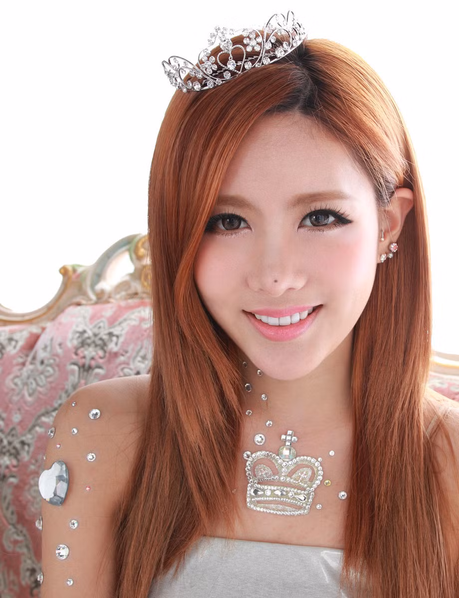 Nốt ruồi của Qri nhóm T-ara còn nằm ngay giữa chóp mũi, có muốn giấu cũng bó tay.