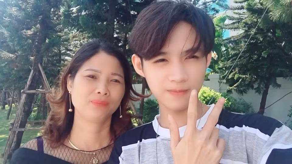 Xin info đã là gì, bức hình Anh Tuấn chụp cùng mẹ còn khiến nhiều bạn nữ rần rần đăng ký một suất làm... "con dâu của cô" cơ nhé
