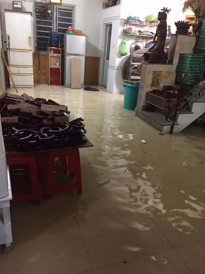 Nhà cao cửa rộng nước vẫn tràn vào như thường.