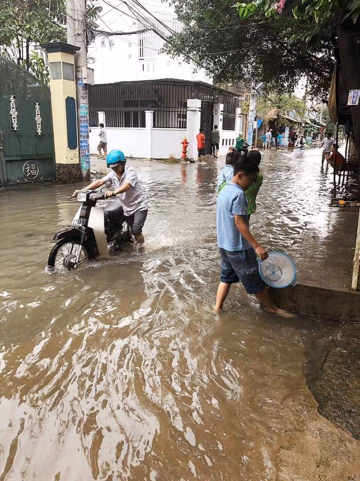 Ở những quận, huyện ngoại thành như Hóc Môn tình trạng ngập ứ cũng diễn ra khiến học sinh phải nghỉ học. (Ảnh: Phương Pham)