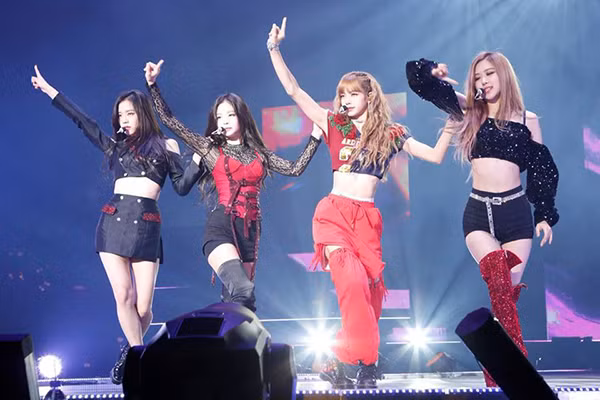 Lại thêm một lần Jennie mặc đồ khác hẳn với nhóm, và tiếc rằng không hề đẹp. Thà Jennie cứ được diện áo crop top đơn giản khoe eo thon giống như ba thành viên kia, còn hơn diện đồ kín mít dây nhợ lằng nhằng như thế này. Nhìn Jennie khán giả chỉ thấy rối mắt mà thôi.