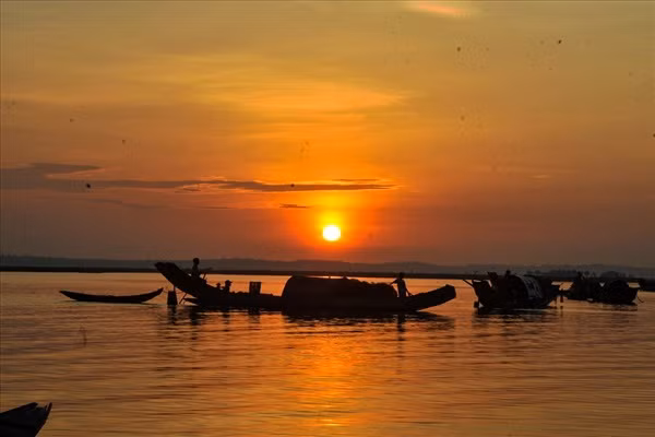 Bến đò về chiều cũng mộng mơ như cách người ta hay nói về Huế. (Ảnh: Internet)