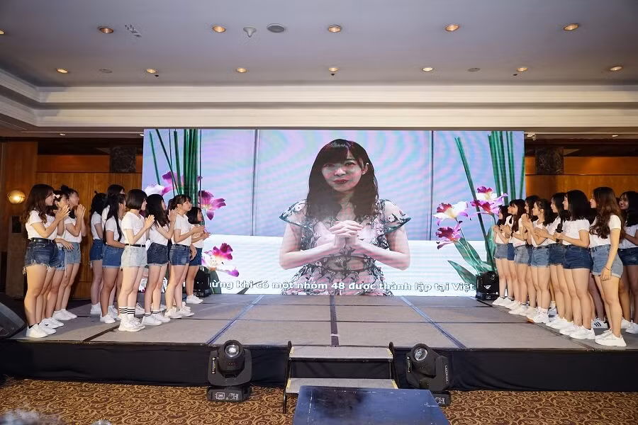 Các cô gái bất ngờ trước lời chúc mừng từ AKB48.