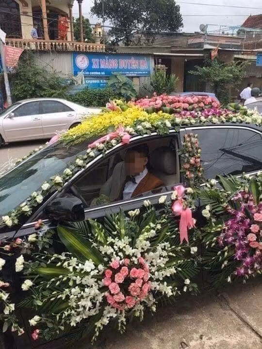 Và chú rể đích thân lái xe đến rước cô dâu.