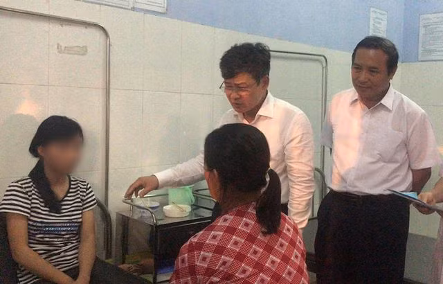 Phó Chủ tịch UBND tỉnh Hưng Yên Nguyễn Duy Hưng (đeo kính) thăm hỏi sức khỏe cháu Y. tại Bệnh viện tâm thần kinh Hưng Yên vào ngày 30/3.