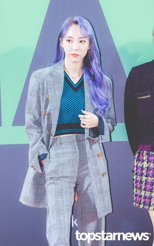 Moon Byul (Mamamoo) chất ngầu với set đồ gồm blazer kẻ sọc, áo len cộc tay và quần cạp cao đến từ thương hiệu Versace.