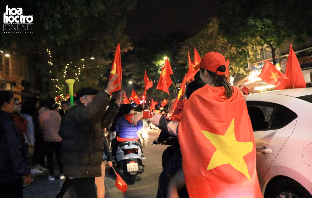 Từ trẻ nhỏ đến người già đều ra đường để cổ vũ chiến thắng của đội tuyển Việt Nam.