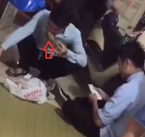 2 nhân viên siêu thị Lotte Mart đến kiểm tra sản phẩm theo phản ánh của khách hàng.
