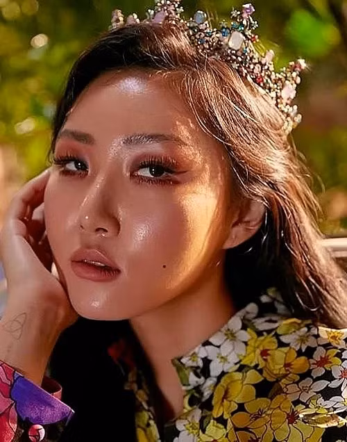 Trái ngược với những idol trên, không ít sao Hàn lạm dụng highlight quá mức khiến da bóng nhẫy thiếu tự nhiên. Hwasa (Mamamoo) từng bị chê vì gương mặt như đang bôi dầu.