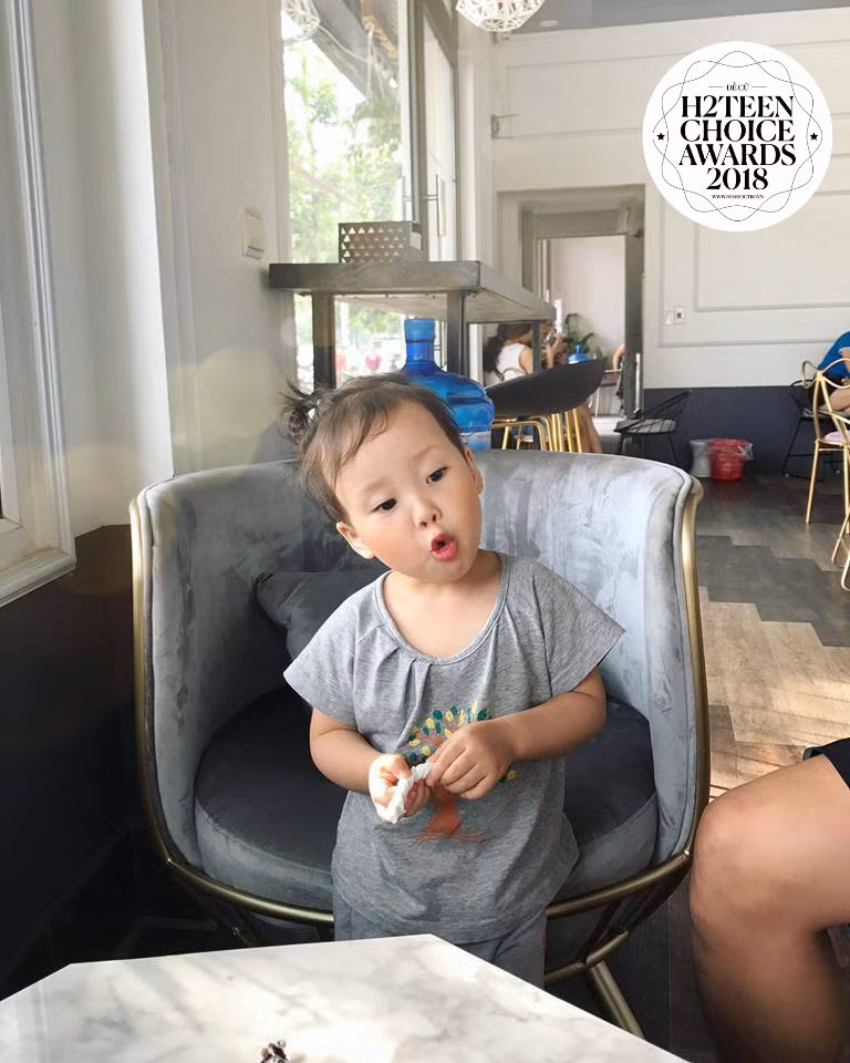 Cô bé với gương mặt bầu bĩnh, nước da trắng và đôi mắt to trong long lanh thu hút mọi ánh nhìn.