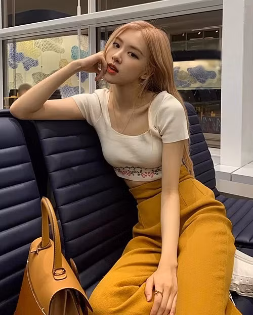 Bên cạnh trang phục hàng hiệu, bộ tứ Black Pink còn lăng xê các items giá rẻ, điển hình như áo croptop. Nhiều thiết kế có giá dưới 50 USD nhưng vẫn giúp 4 mỹ nhân YG tỏa sáng. Rosé là thành viên có nhiều croptop 