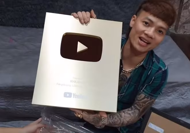 Dù có nhiều nội dung thiếu giáo dục nhưng kênh YouTube, Facebook của Khá Bảnh đều có rất nhiều người theo dõi.