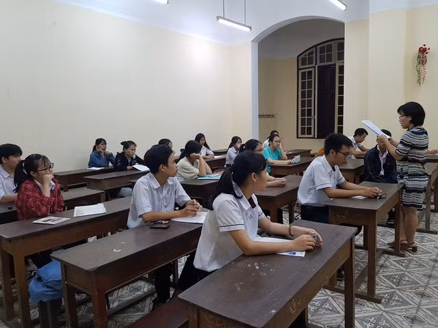 Các thí sinh làm thủ tục dự thi.