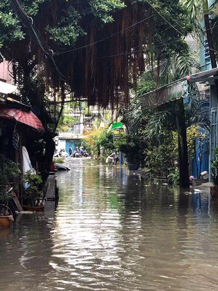 Thế nhưng nhiều khu vực khác tại TP.HCM không được "may mắn" như vậy khi nước vẫn lênh láng tràn vào nhà người dân.