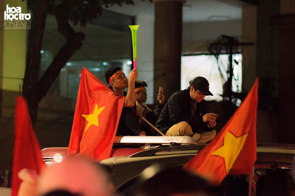 Cổ động viên mang theo hoa, kèn, trống, cờ ra đường ăn mừng chiến thắng giúp không khí giữa đêm Đông càng lúc càng ấm hơn.