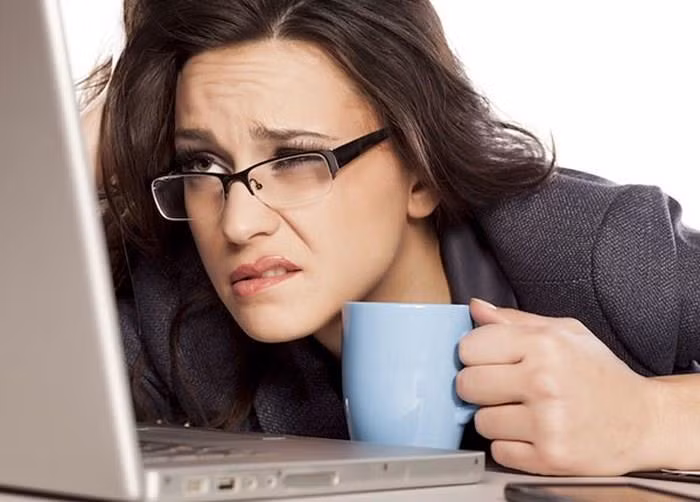 Một số bạn trẻ cảm thấy ám ảnh vì bạn bè thường xuyên đăng ảnh cưới, khoảnh khắc chăm con lên mạng xã hội. Ảnh: Pinterest.