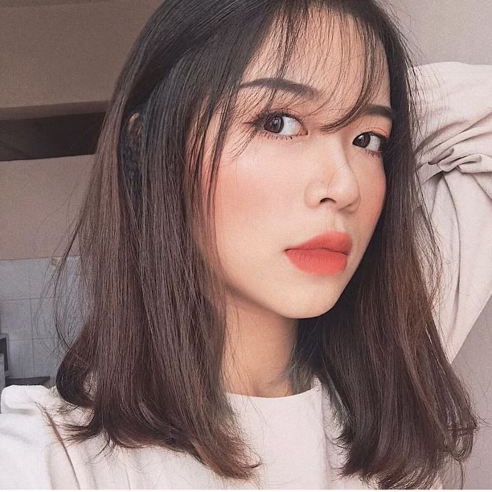 Tone hồng nhẹ nhàng cực kỳ được các cô nàng yêu thích trong thời gian gần đây. Cách trang điểm này khiến các cô nàng trở nên ngọt ngào, đáng yêu và trẻ trung hơn bao giờ hết. Thêm một chút kẻ mắt để tạo điểm nhấn nữa là đã xinh hết phần người khác rồi.