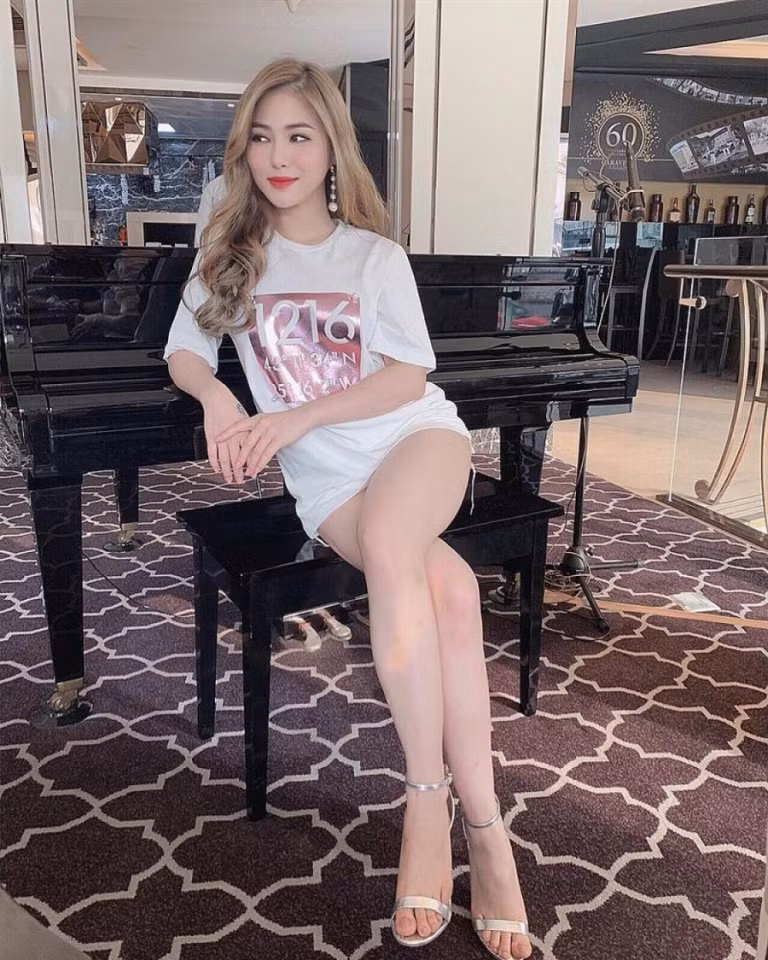 Không còn là hình ảnh Hương Tràm nữ tính trong những bộ váy sang trọng, nữ ca sĩ giờ đây tự tin diện style áo phông trắng giấu quần.