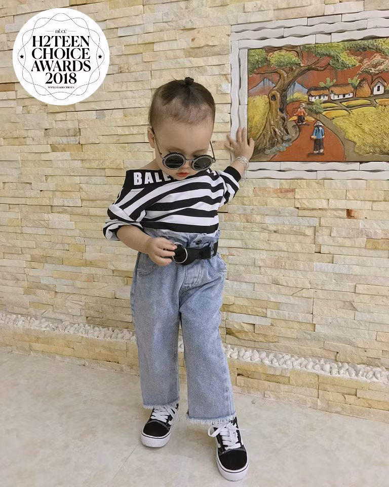 Lên đồ đẹp thì thần thái cũng phải "sang", Su Su không chỉ yêu thích mà còn sớm bộc lộ năng khiếu của một người mẫu thời trang rồi đấy!