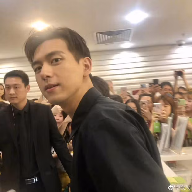 Giữa cả rừng fan giơ máy ảnh lên mà được Lý Hiện quay sang nhìn thẳng vào ống kính như thế này thì rụng tim vì sung sướng mất. Ngay cả ở góc chụp siêu dìm hàng thế này, Lý Hiện vẫn chẳng lộ nhược điểm nào hết.