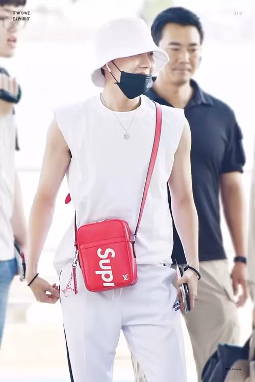 Với những outfit đơn sắc, J-Hope thường lựa chọn phụ kiện màu nổi bật để tạo điểm nhấn. 