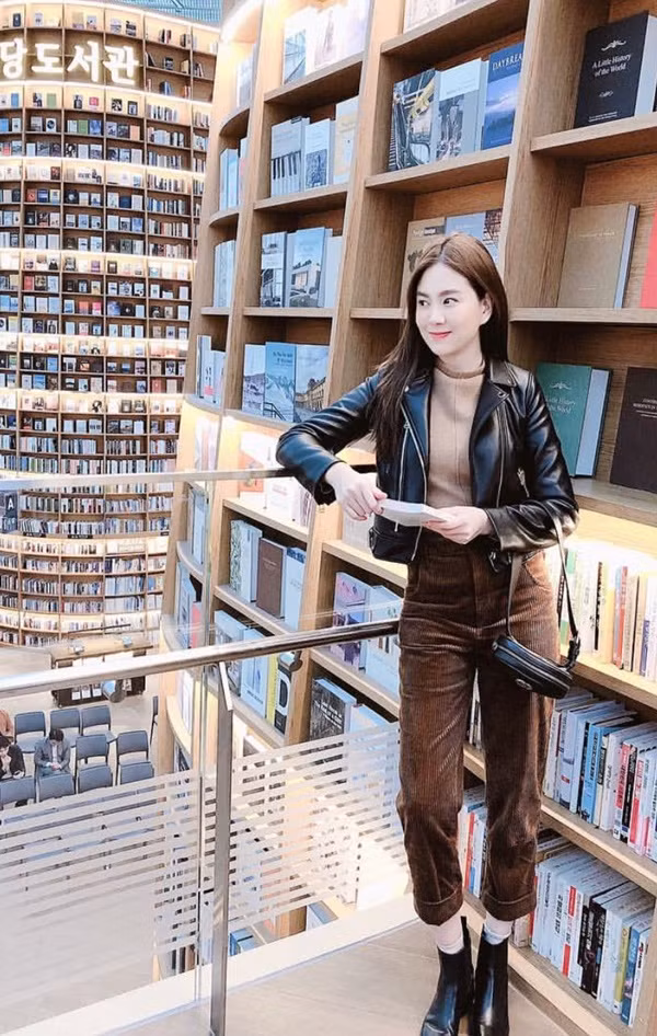 Mai Ngọc cũng phải check-in ở đây.