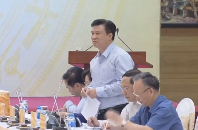 Thứ trưởng Bộ GD-ĐT Nguyễn Hữu Độ trả lời câu hỏi đặt ra về nghi vấn độc quyền in ấn sách giáo khoa.