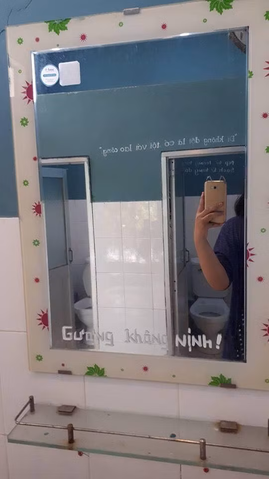 Ở đây cái gì cũng thật nên nếu nhìn gương mà thấy mình không đẹp thì chứng tỏ là do bạn không đẹp thật đó!