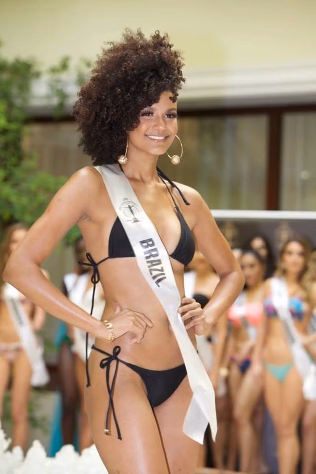 Cận cảnh body của Miss Brazil.