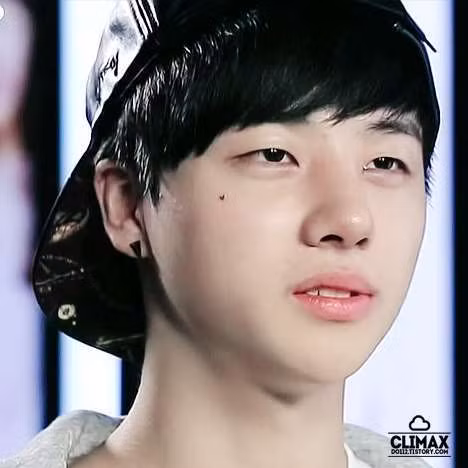 Jinhwan nhóm iKon có một nốt ruồi vô cùng đặc biệt: Hình trái tim và nằm ngay ở má bên phải. Nên khi chụp ảnh, Jinhwan thích xoay nửa mặt bên phải về phía ống kính.