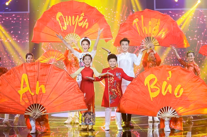 Monstar - Văn Mai Hương diện đồ rực rỡ, rủ nhau song ca nhạc Tết ảnh 3