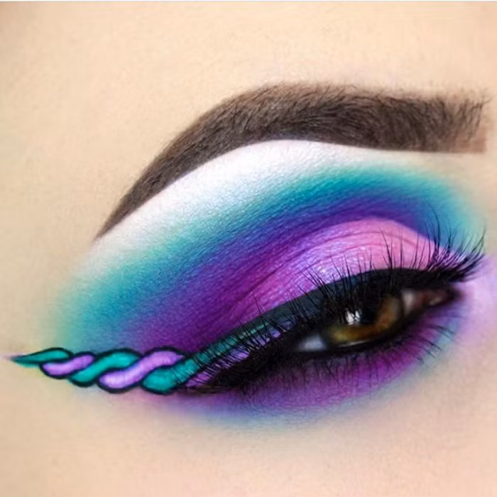 Vẽ eyeliner kiểu unicorn, xu hướng trang điểm nhất định bạn phải thử Hè này ảnh 3