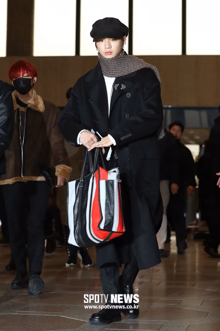 Ngày đó, nhiều người đã cho rằng chiếc khăn len không hợp với phong cách thời trang của Kang Daniel cho lắm, nhìn lệch tông hẳn so với tổng thể trang phục. Nhưng Kang Daniel có vẻ rất thích nó, còn quàng nó sao cho thật nổi bật, ai cũng phải chú ý.