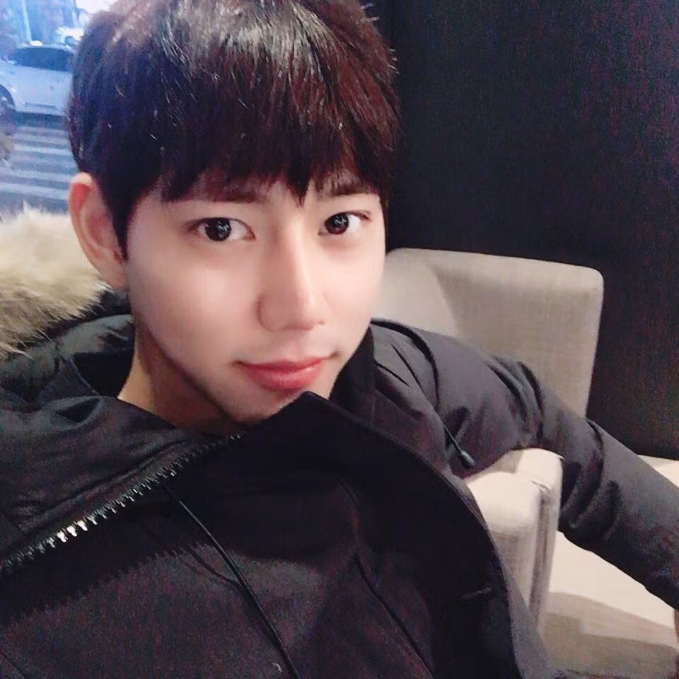 Jin Ju Hyung sở hữu chiều cao lý tưởng 185 cm, cùng gương mặt điển trai và đặc biệt là nụ cười mỉm đặc trưng cực kỳ cuốn hút.