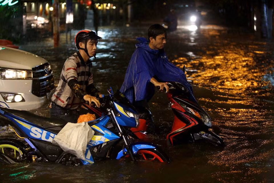 Nhiều xe bị tắt máy khi đường ngập sâu. ẢNH: NGỌC DƯƠNG.