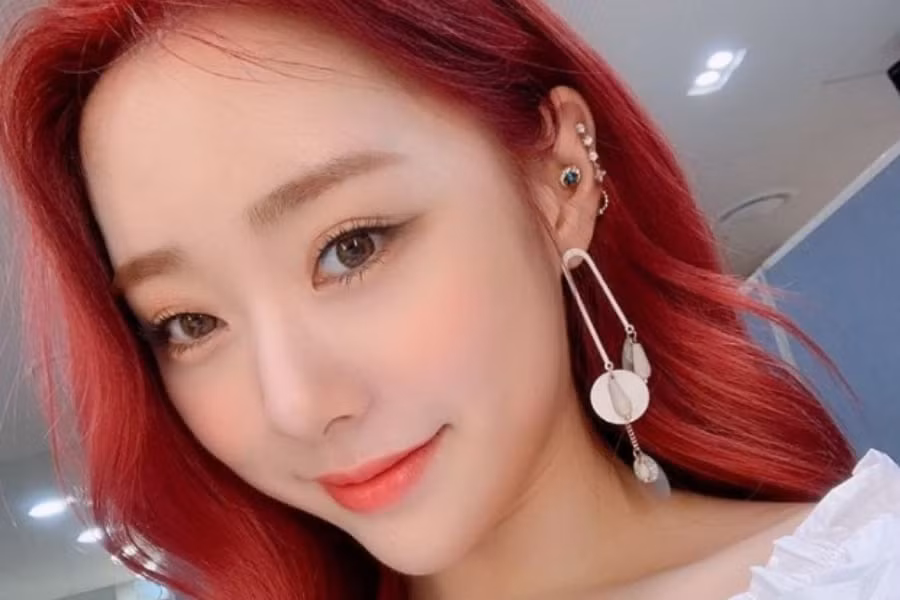Yeonjung (WJSN) cũng đã từng thử nghiệm với mái tóc đỏ. Nhiều fan từng thú nhận chưa khi nào họ thấy Yeonjung xinh đẹp thu hút đến như thế.