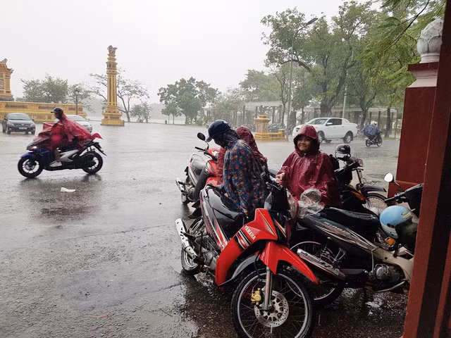 Các phụ huynh đưa con đến trường thi.