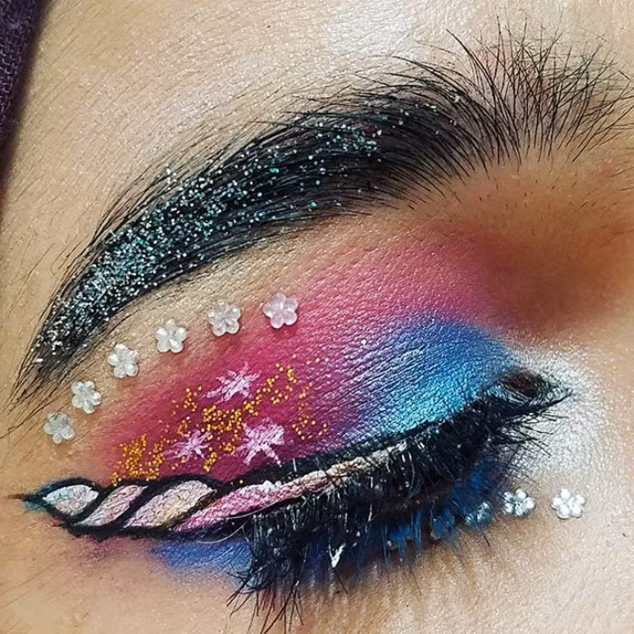 Vẽ eyeliner kiểu unicorn, xu hướng trang điểm nhất định bạn phải thử Hè này ảnh 4