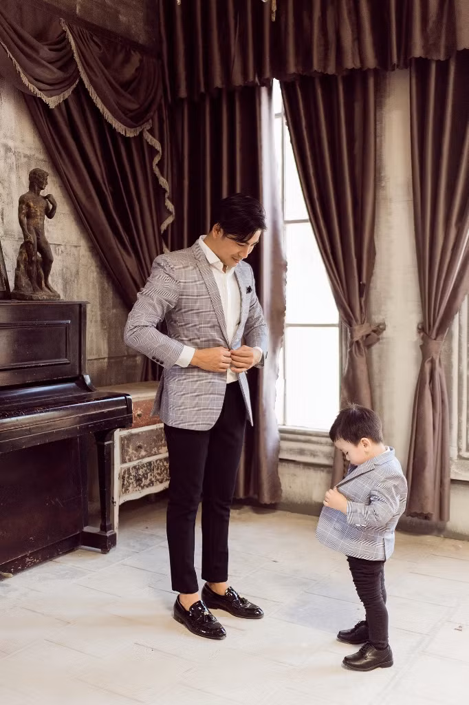 Cùng diện đồ vest đôi, Thanh Bình và con trai y hệt như hai người bạn thân, cùng nhau nhắng nhít trước ống kính.