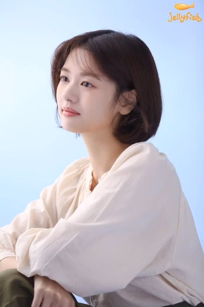 Jung So Min tuy không phải là diễn viên quá nổi tiếng tại Hàn, cũng không có khuôn mặt đẹp hút hồn như nhiều nghệ sĩ khác, nhưng ở So Min lại tỏa ra nét dễ thương, ngây thơ khiến ai nhìn cô cũng thấy yêu mến.